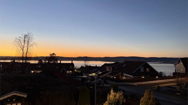 Rekkehus i et attraktivt og barnevennlig boområde med flott sjøutsikt og nydelig solnedganger! (selgers private bilde)