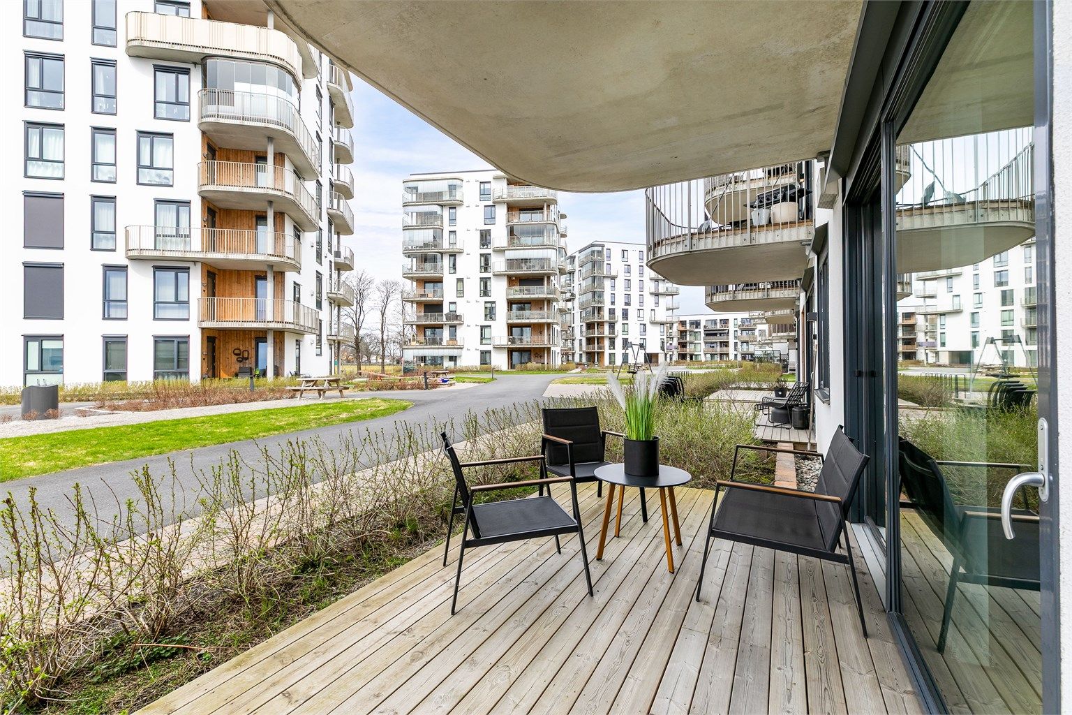 Leiligheten i sin helhet er orientert inn mot det store gårdsrommet som i meget stor grad er avskjermet fra Rabekkgata.