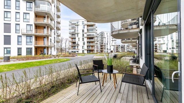 Leiligheten i sin helhet er orientert inn mot det store gårdsrommet som i meget stor grad er avskjermet fra Rabekkgata.