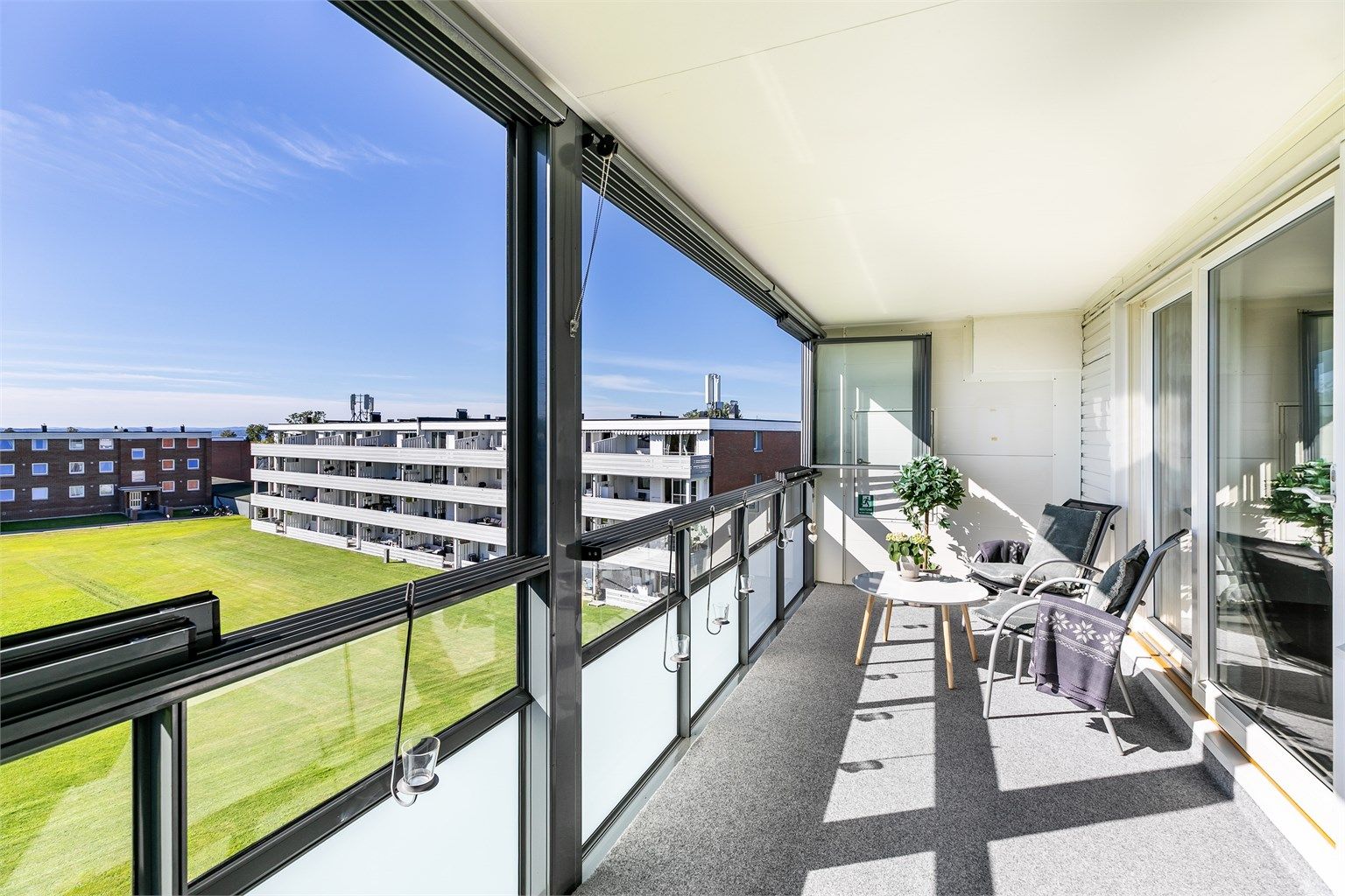 Sommerstid titter solen inn til verandaen fra tidlig ettermiddag til sen kveld.