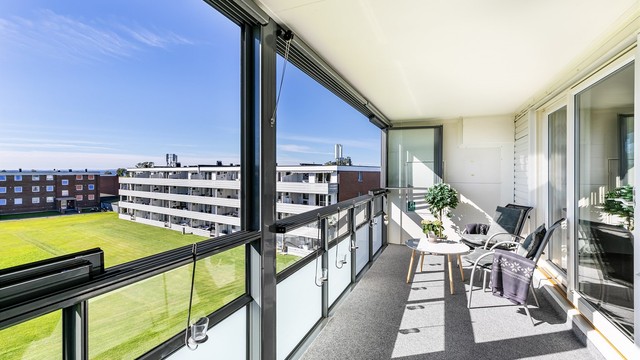 Sommerstid titter solen inn til verandaen fra tidlig ettermiddag til sen kveld.