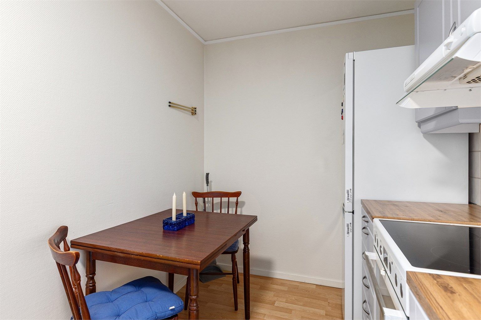 Kjøkkenet har fin plass til en hyggelig frokostkrok.