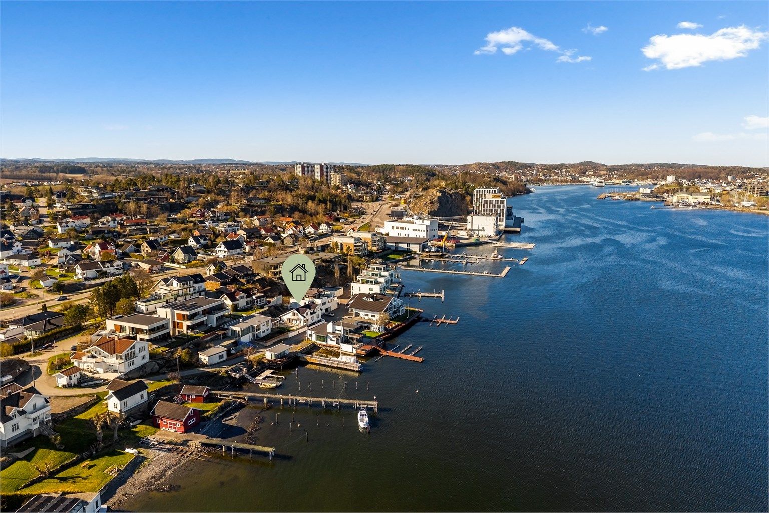 Her bor du med umiddelbar nærhet til sjøen, båtliv og flotte turområder.