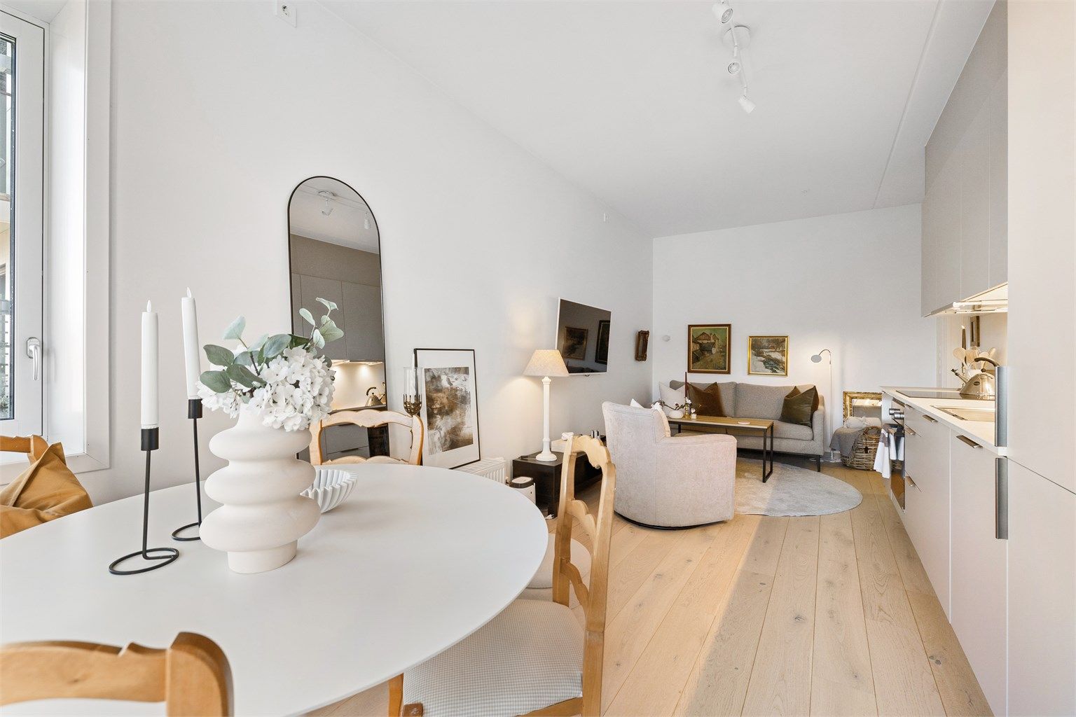 Stuen har en åpen og fleksibel planløsning med plass til både sofagruppe og spisebord.