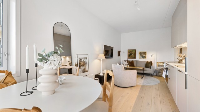 Stuen har en åpen og fleksibel planløsning med plass til både sofagruppe og spisebord.