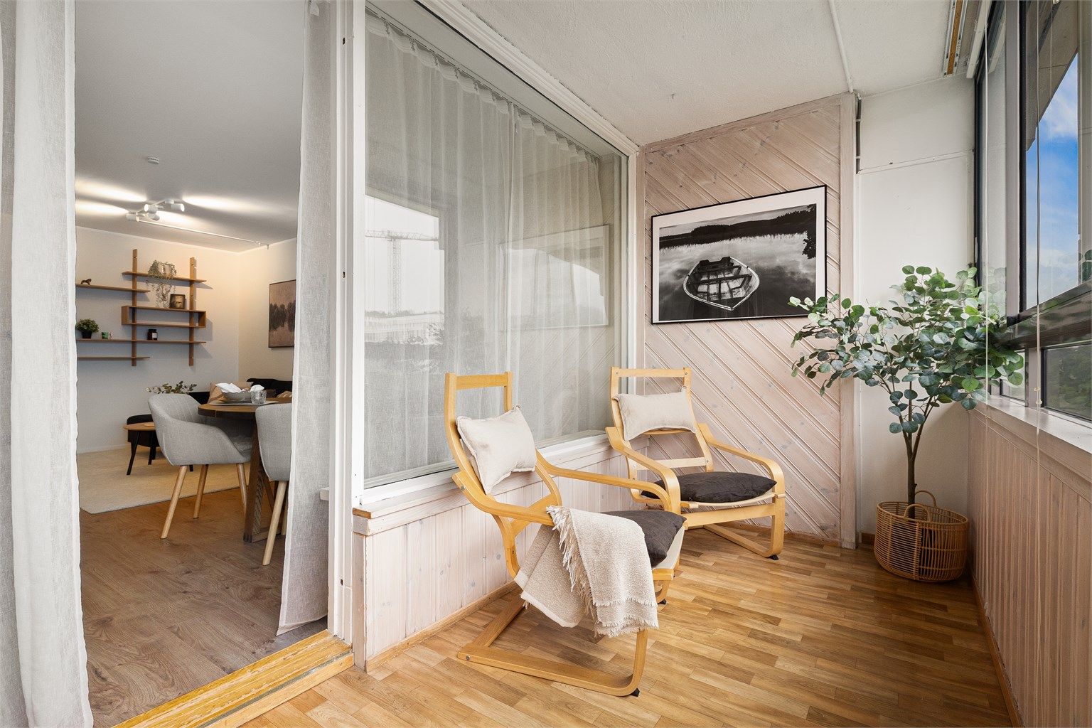 Balkongen er innglasset og fungerer som en lun forlengelse av stuen.