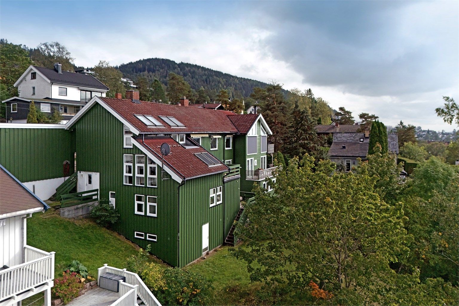 Boligen er romslig med god planløsning og flere halvetasjer. Svært god lagringsplass