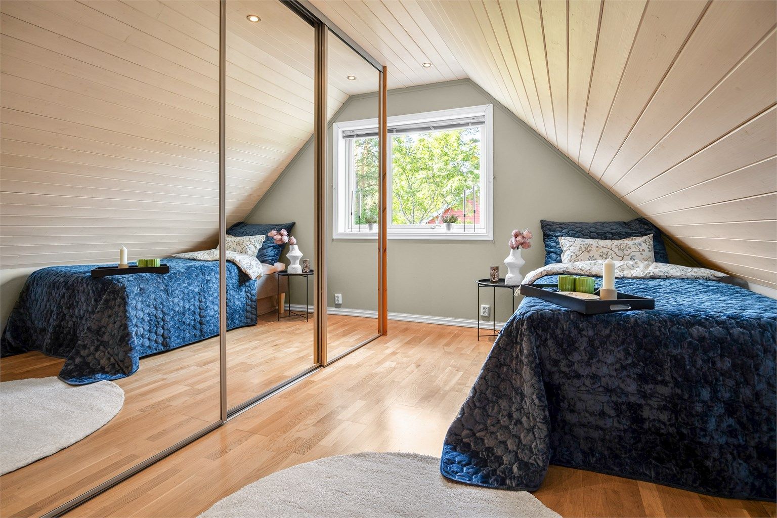 Skyvedørsgarderobe med speilfronter i det ene soverommet.