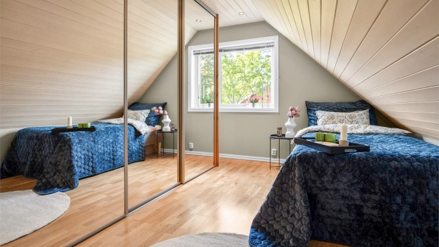 Skyvedørsgarderobe med speilfronter i det ene soverommet.