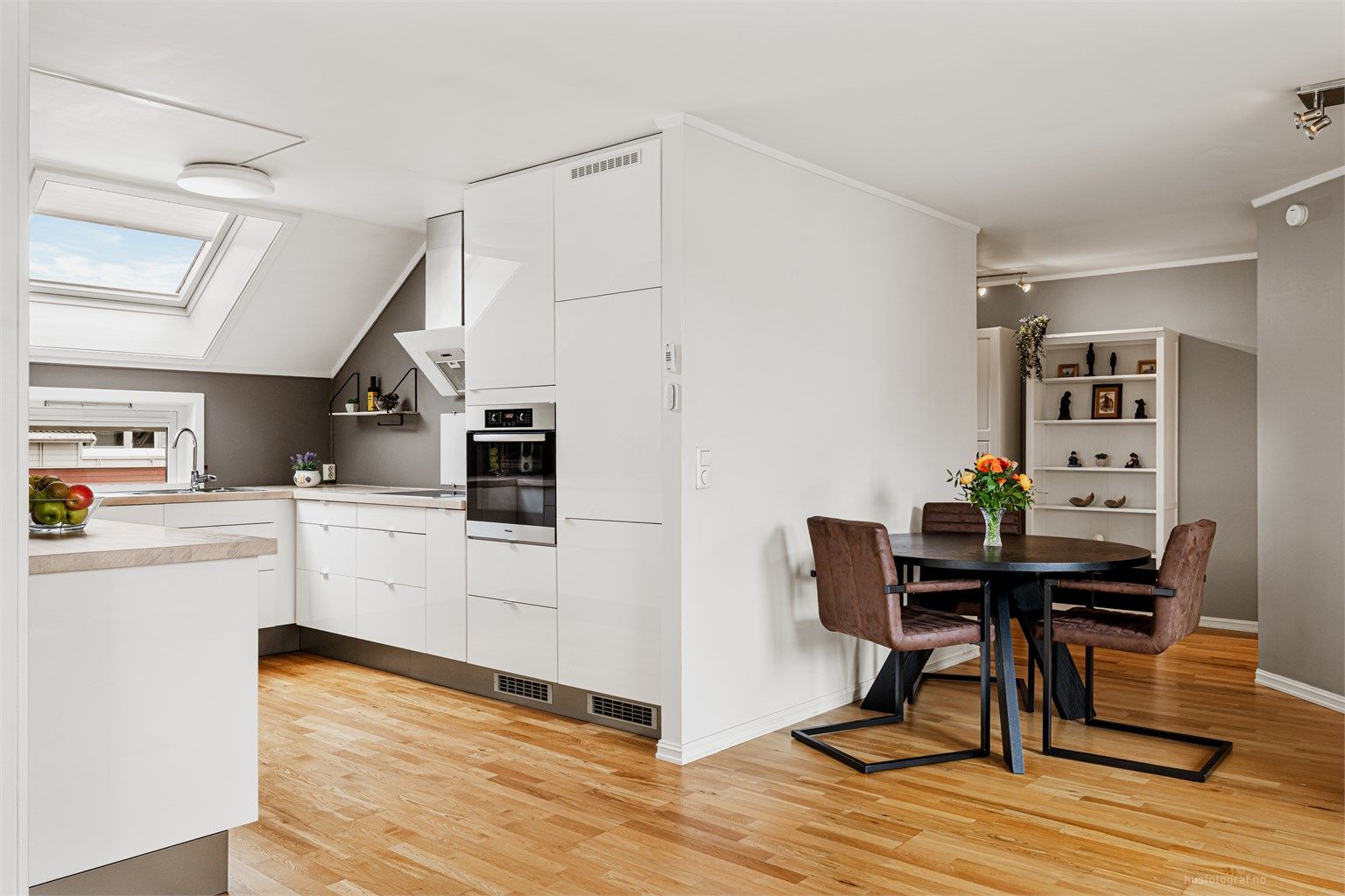 Kjøkkeninnredning fra 2010 med glatte fronter, benkeplate i tre og helintegrerte hvitevarer fra Miele.