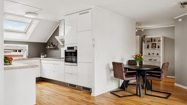 Kjøkkeninnredning fra 2010 med glatte fronter, benkeplate i tre og helintegrerte hvitevarer fra Miele.