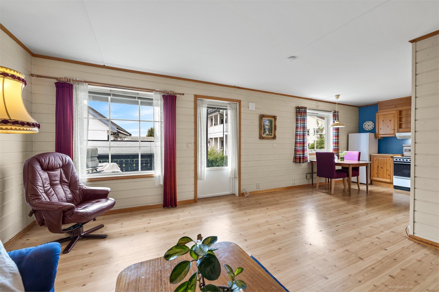 Leiligheten er fint beliggende i Sande sentrum. Foto: Haiman Askari/Knipzet AS