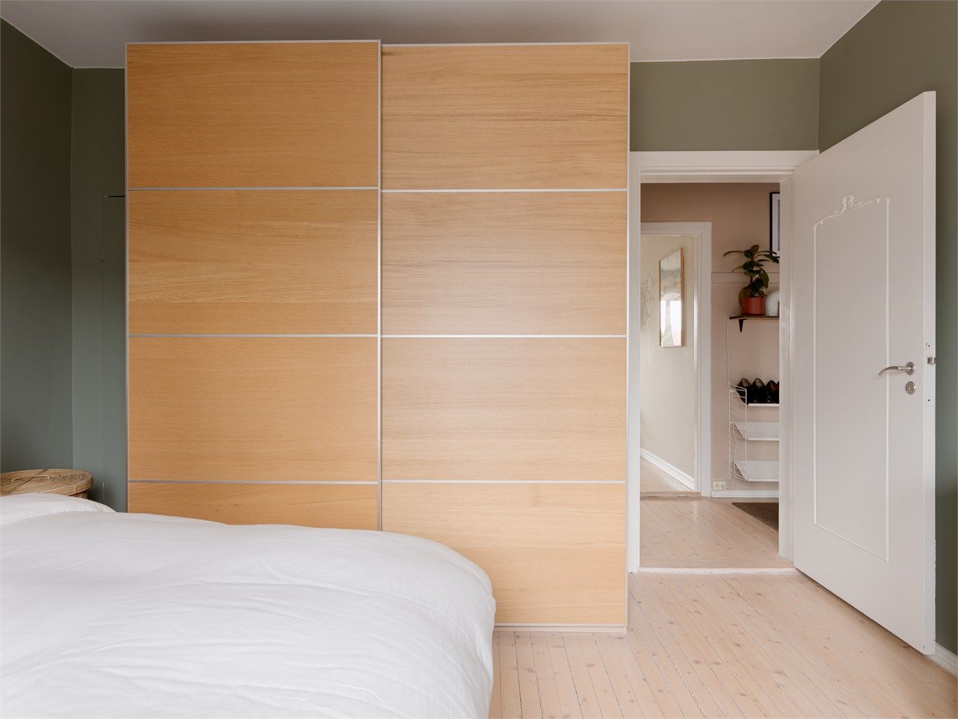 En stor skyvedørsgarderobe gir rikelig med oppbevaringsplass.