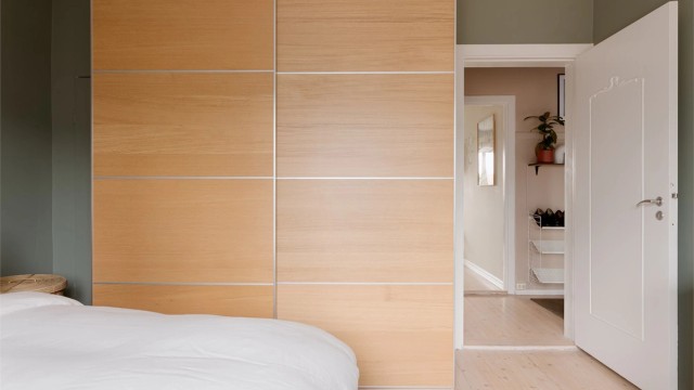 En stor skyvedørsgarderobe gir rikelig med oppbevaringsplass.