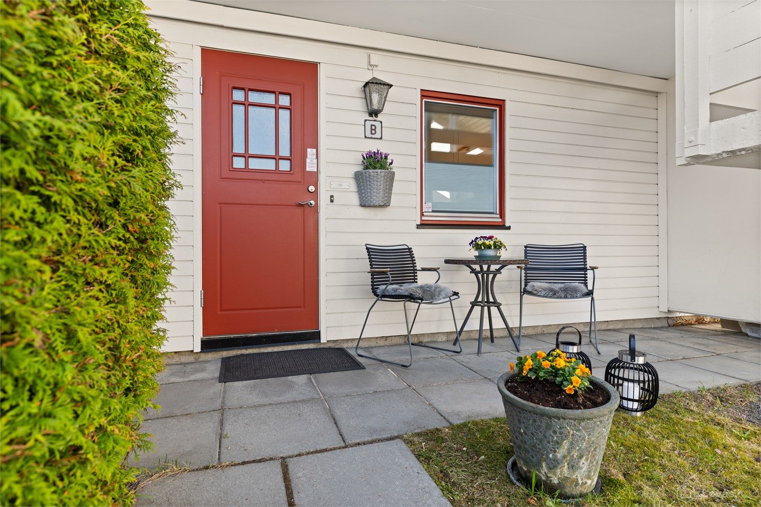 Ved inngangspartiet finner du en steinlagt uteplass. En perfekt plass å nyte morgenkaffen i rolige omgivelser.