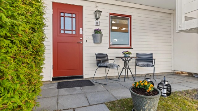 Ved inngangspartiet finner du en steinlagt uteplass. En perfekt plass å nyte morgenkaffen i rolige omgivelser.