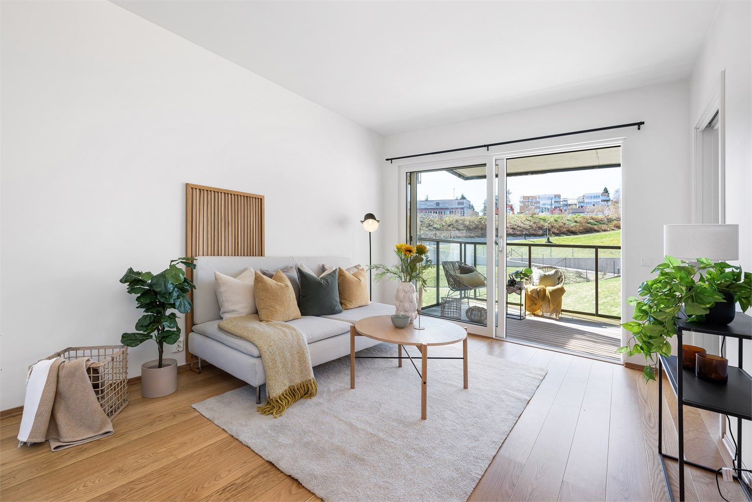 Når skyvedørene åpnes, blir balkongen en naturlig forlengelse av stuen - Perfekt på solrike dager.