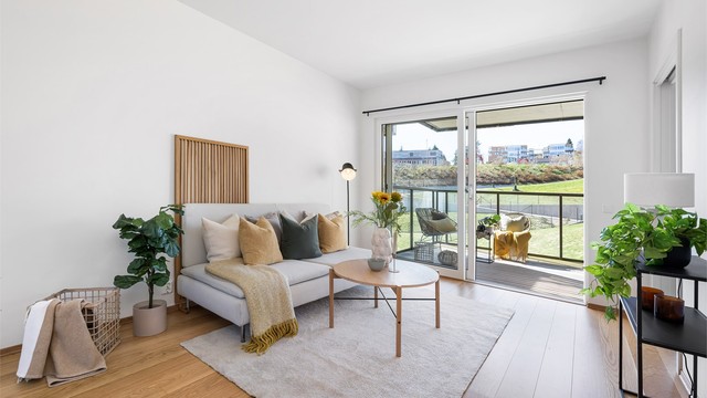 Når skyvedørene åpnes, blir balkongen en naturlig forlengelse av stuen - Perfekt på solrike dager.