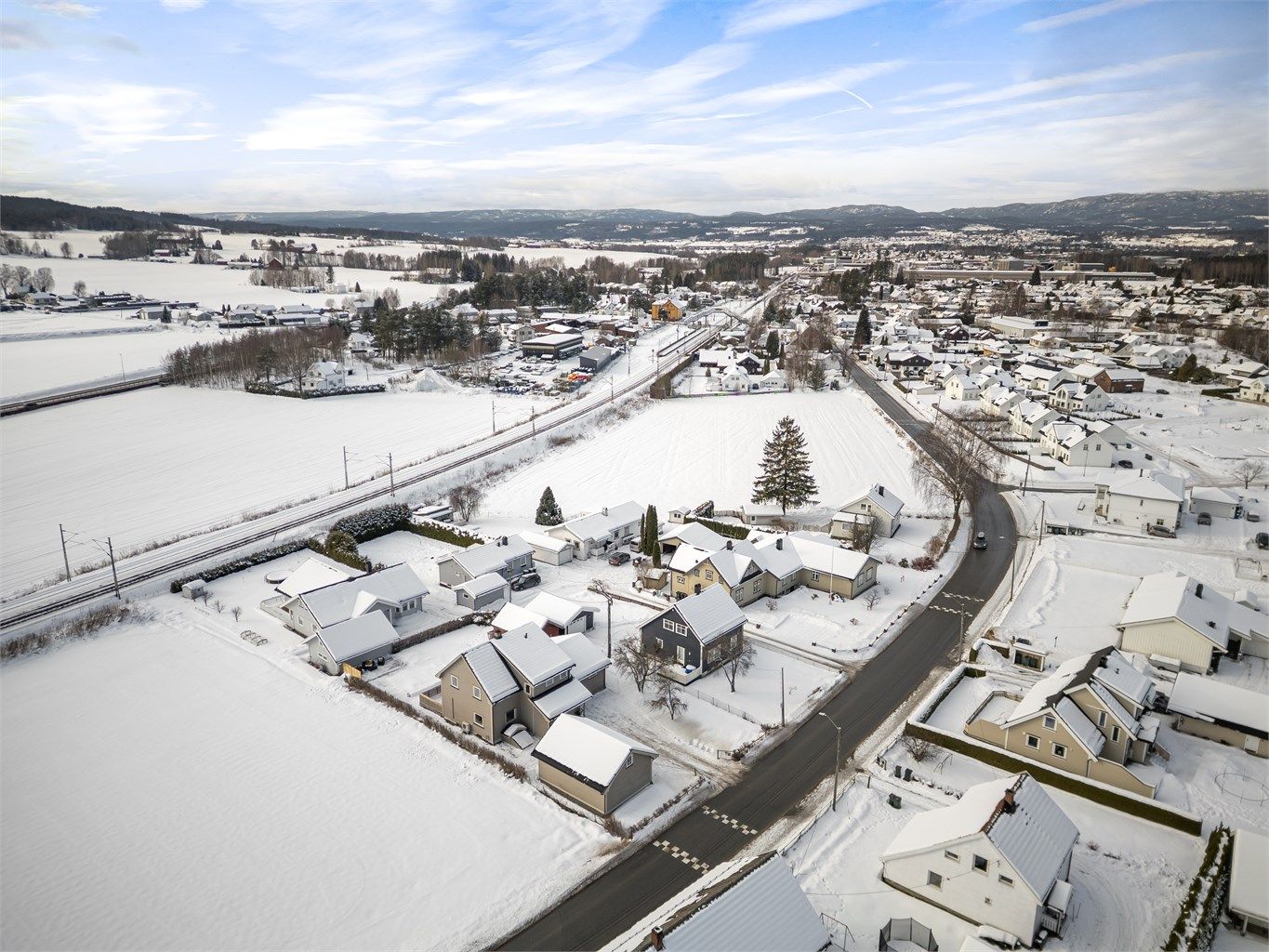 Kun ca. 6 min å gå til Steinberg togstasjon og 2 min til bussforbindelse. Kort vei til Steinberg IL med egen fotballbane og klubbhus. Steinberg IL tilbyr allidrett, fotball og e-sport.