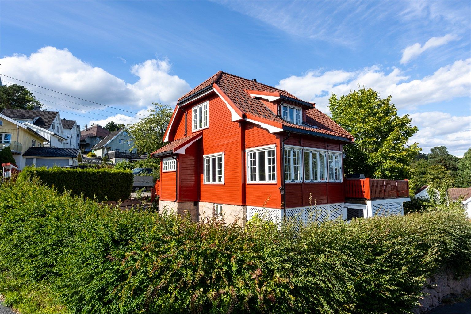 Fasaden er nylig malt og godt vedlikeholdt.