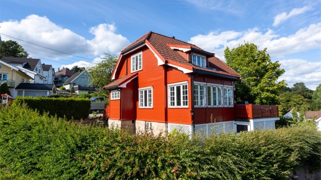 Fasaden er nylig malt og godt vedlikeholdt.