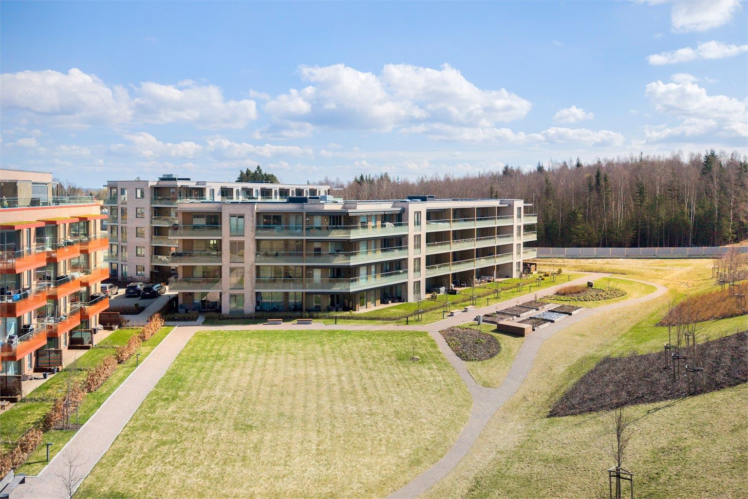 Sameiet disponerer felles sykkelverksted og smørebod, samt en felles vaskeplass for bil i garasjeanlegget.