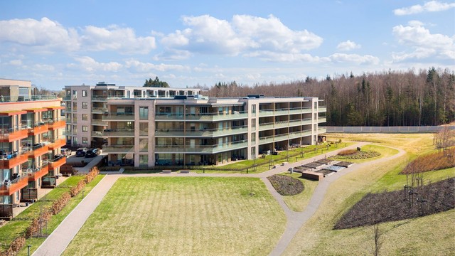 Sameiet disponerer felles sykkelverksted og smørebod, samt en felles vaskeplass for bil i garasjeanlegget.