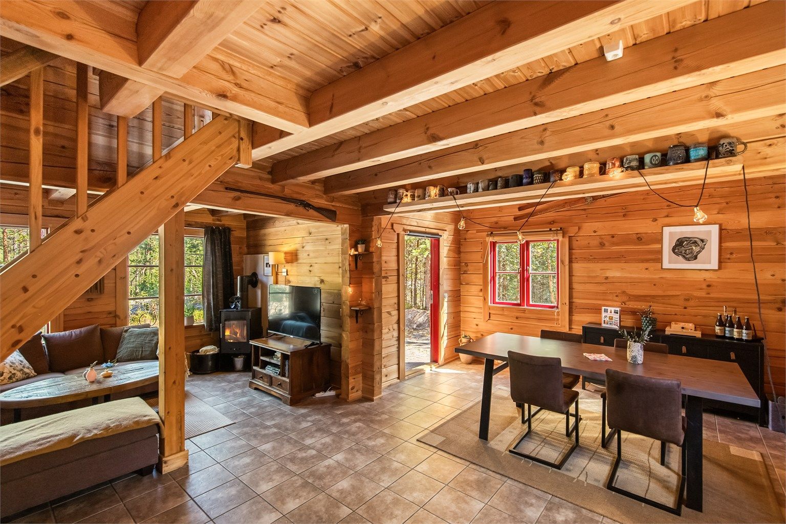 Hytten har tidløse flisevalg med varmekabler i gulv