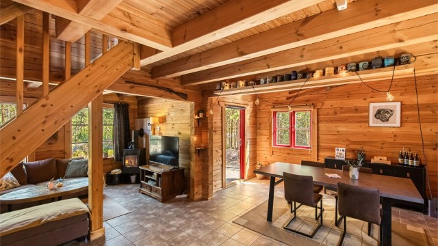 Hytten har tidløse flisevalg med varmekabler i gulv