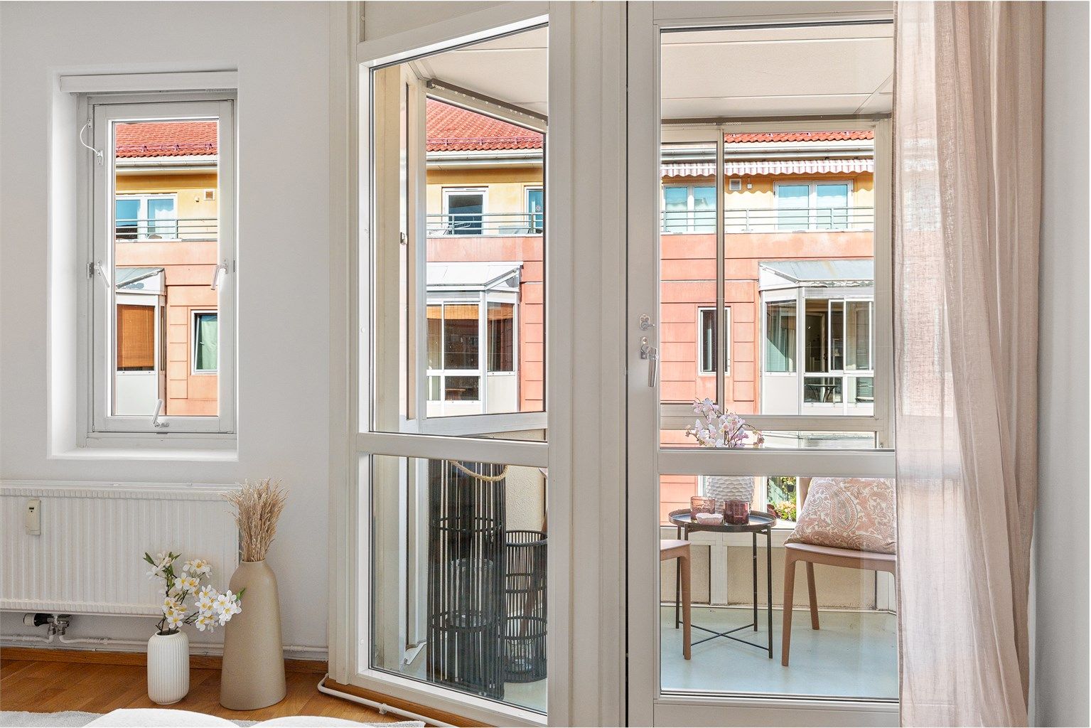 Balkongdør og vinduer med to-lags glass fra byggeåret.