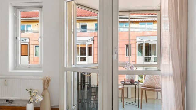 Balkongdør og vinduer med to-lags glass fra byggeåret.