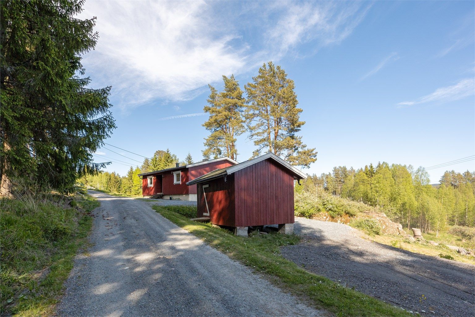 Eiendommen har privat, grunnborret brønn og eget minirenseanlegg (Biovac).