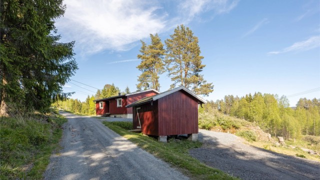 Eiendommen har privat, grunnborret brønn og eget minirenseanlegg (Biovac).