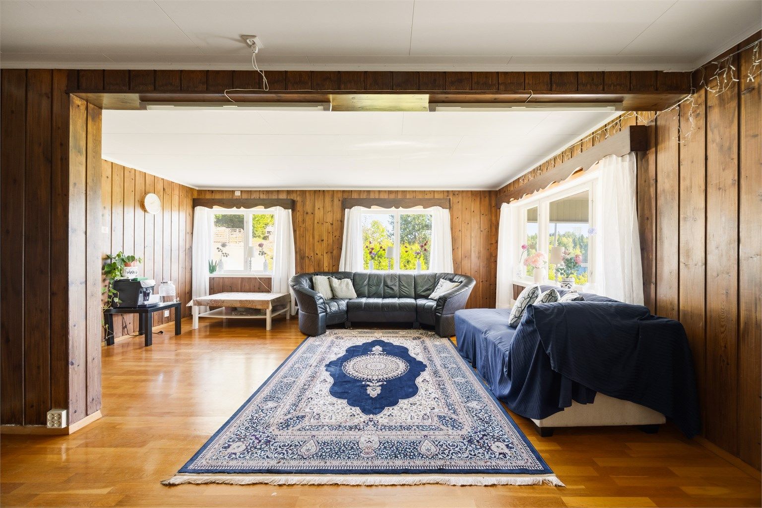Stuen har god plass til stor sofagruppe og sitteplasser for flere.