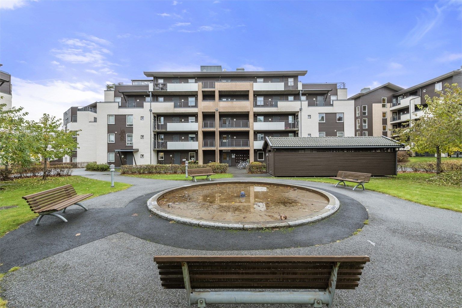 Omkring Såvegen finnes mange flotte grøntarealer og turmuligheter for liten, stor og firbente. Lekeplasser, butikker, cafeer, restauranter m.m. Alt i umiddelbart nærhet 