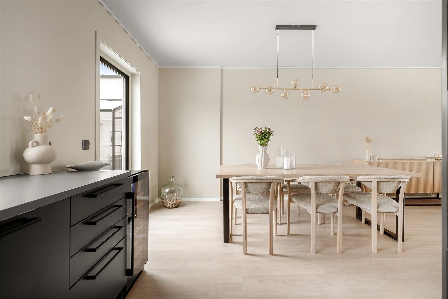 Spisestuen har god plass til et stort spisebord for hyggelige måltider med familie og venner.