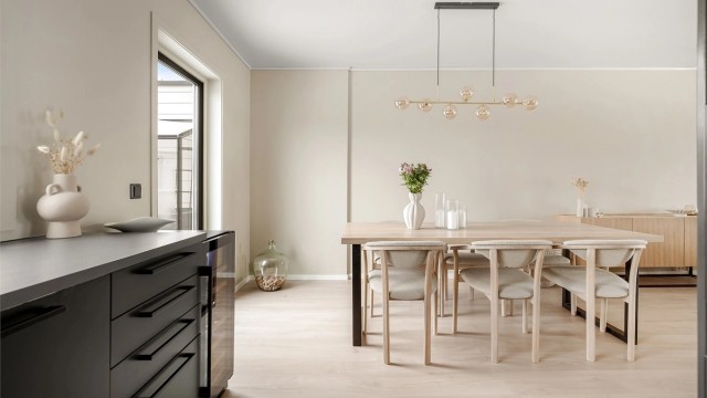 Spisestuen har god plass til et stort spisebord for hyggelige måltider med familie og venner.