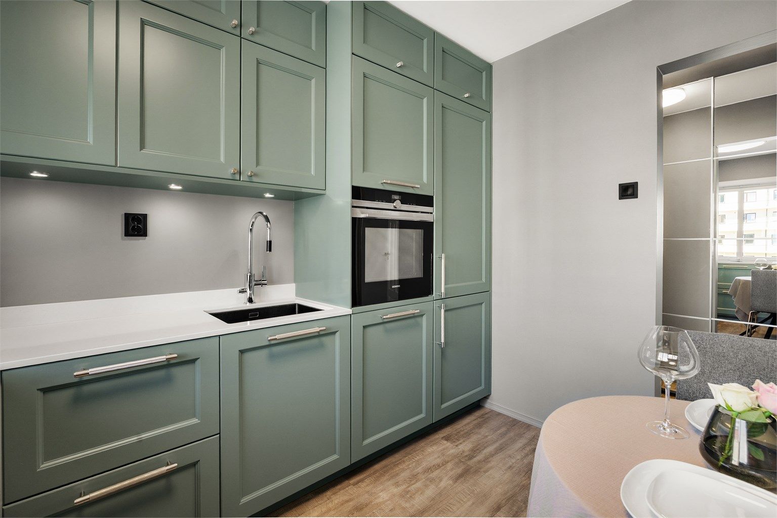 Godt med lagringsplass i skuffer og takhøye skap.