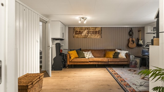 Innredet rom i kjelleren som fungerer utmerket som TV-stue eller hobbyrom. Rommet er ikke godkjent for varig opphold.