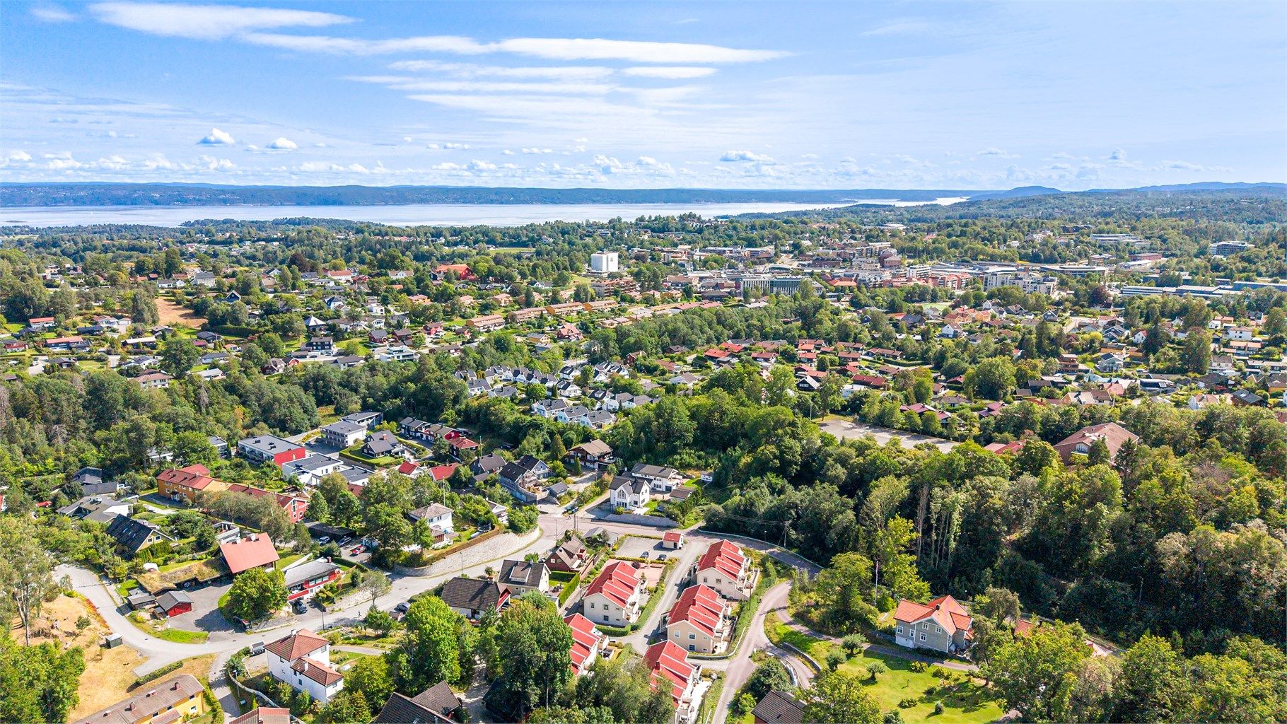 Gangavstand til bussholdeplass med gode kollektivforbindelser, og enkel tilgang til både buss og tog fra Asker stasjon. 