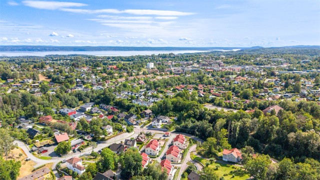 Gangavstand til bussholdeplass med gode kollektivforbindelser, og enkel tilgang til både buss og tog fra Asker stasjon.
