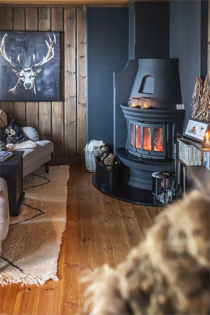 Sorte detaljer passer flott til de brunbeisede veggene