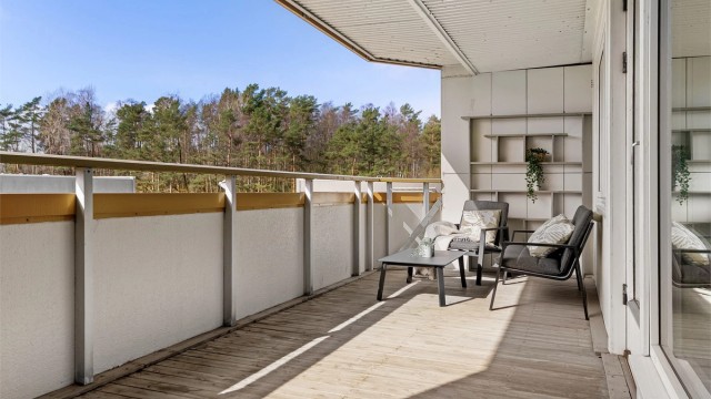 - Det er plass til å innrede flere soner på balkongen. Her kan gode solforhold og flott utsikt nytes -