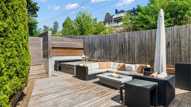 Stor og skjermet terrasse med jacuzzi som vil følge boligen. Møblene og parasollen på terrassen vil også medfølge