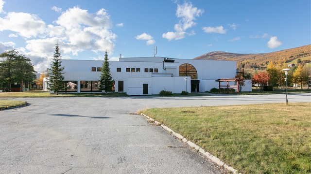 Hovedinngang til bygningsmassen i Hotellvegen 2.