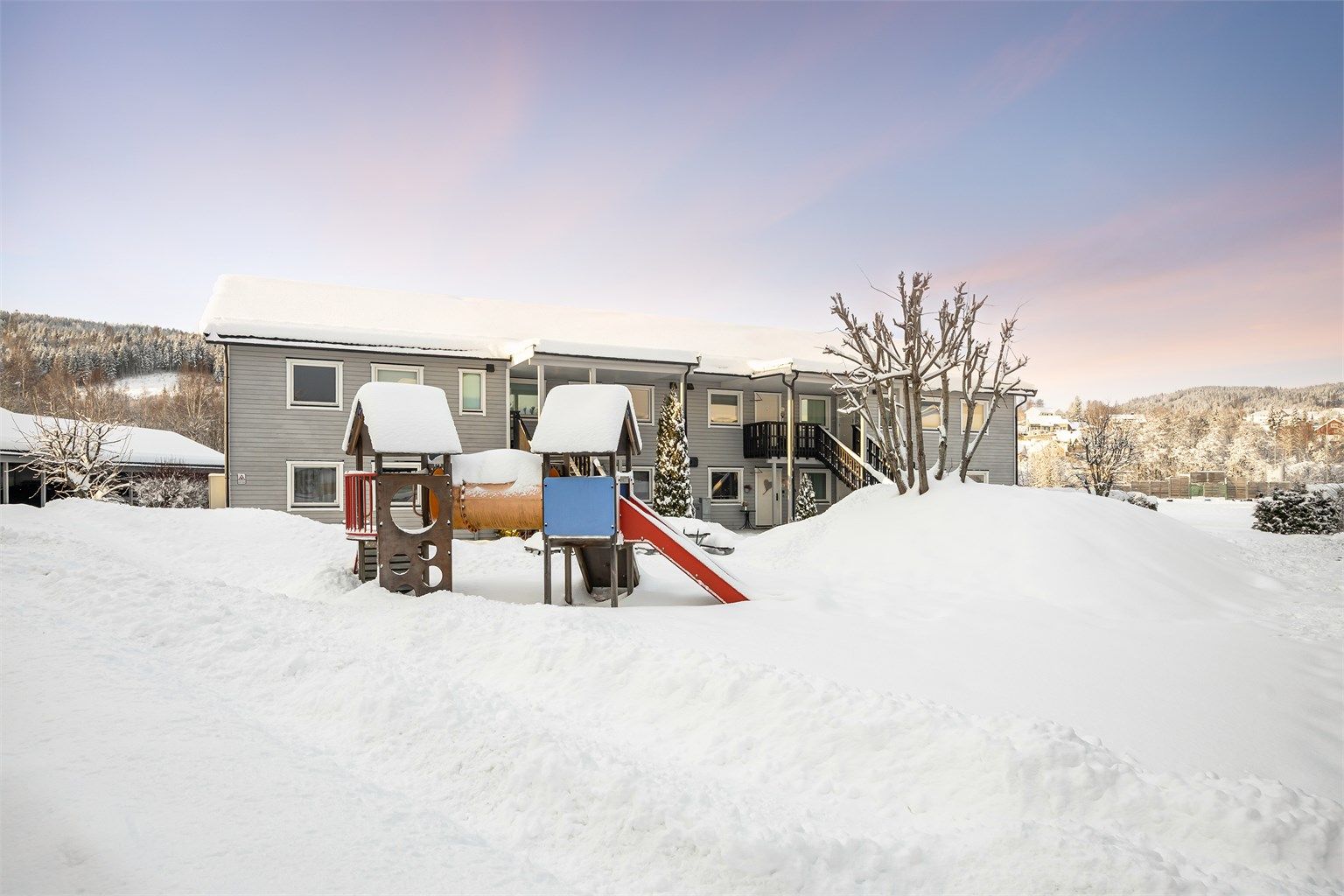 Opparbeidet fellesareal med lekeplass på borettslagets tomt