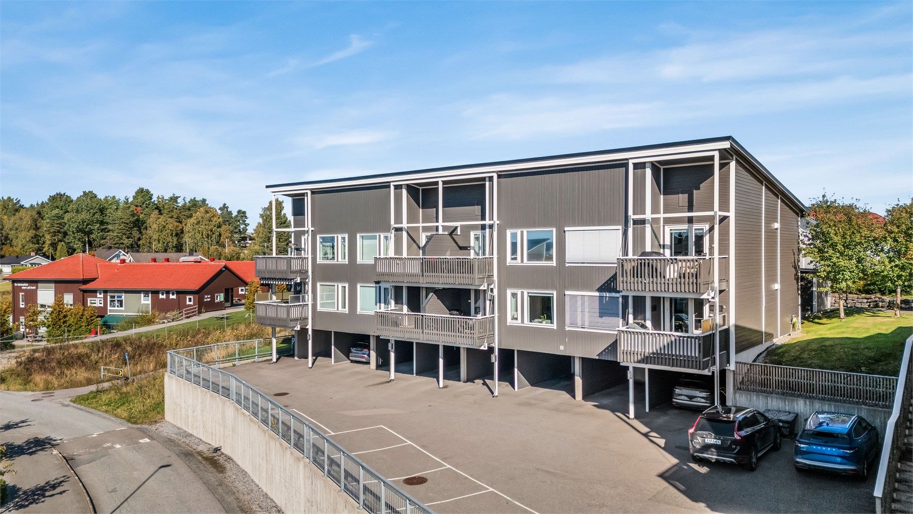 Seksjonen disponerer carport under bygget. Her er det montert elbil lader! 