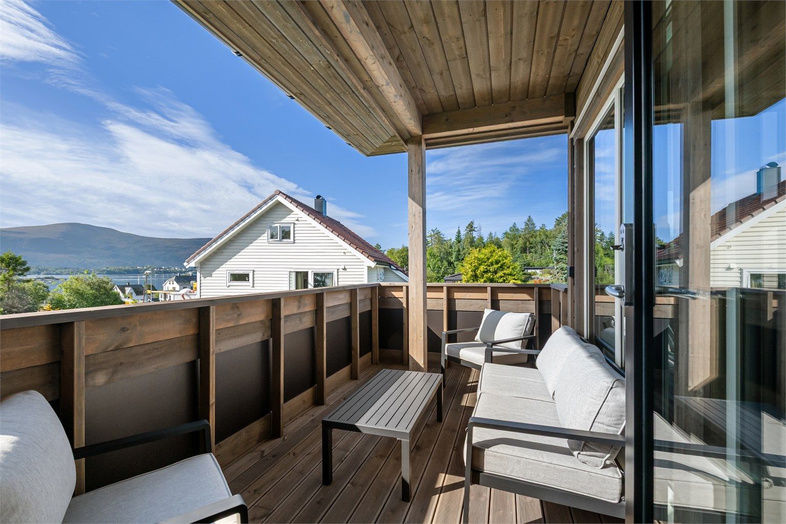 Balkong på 8 m² og egen parkeringsplass i carport med tilhørende bod.
