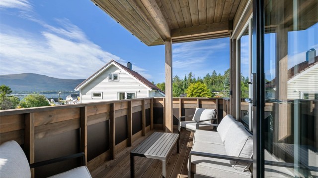 Balkong på 8 m² og egen parkeringsplass i carport med tilhørende bod.