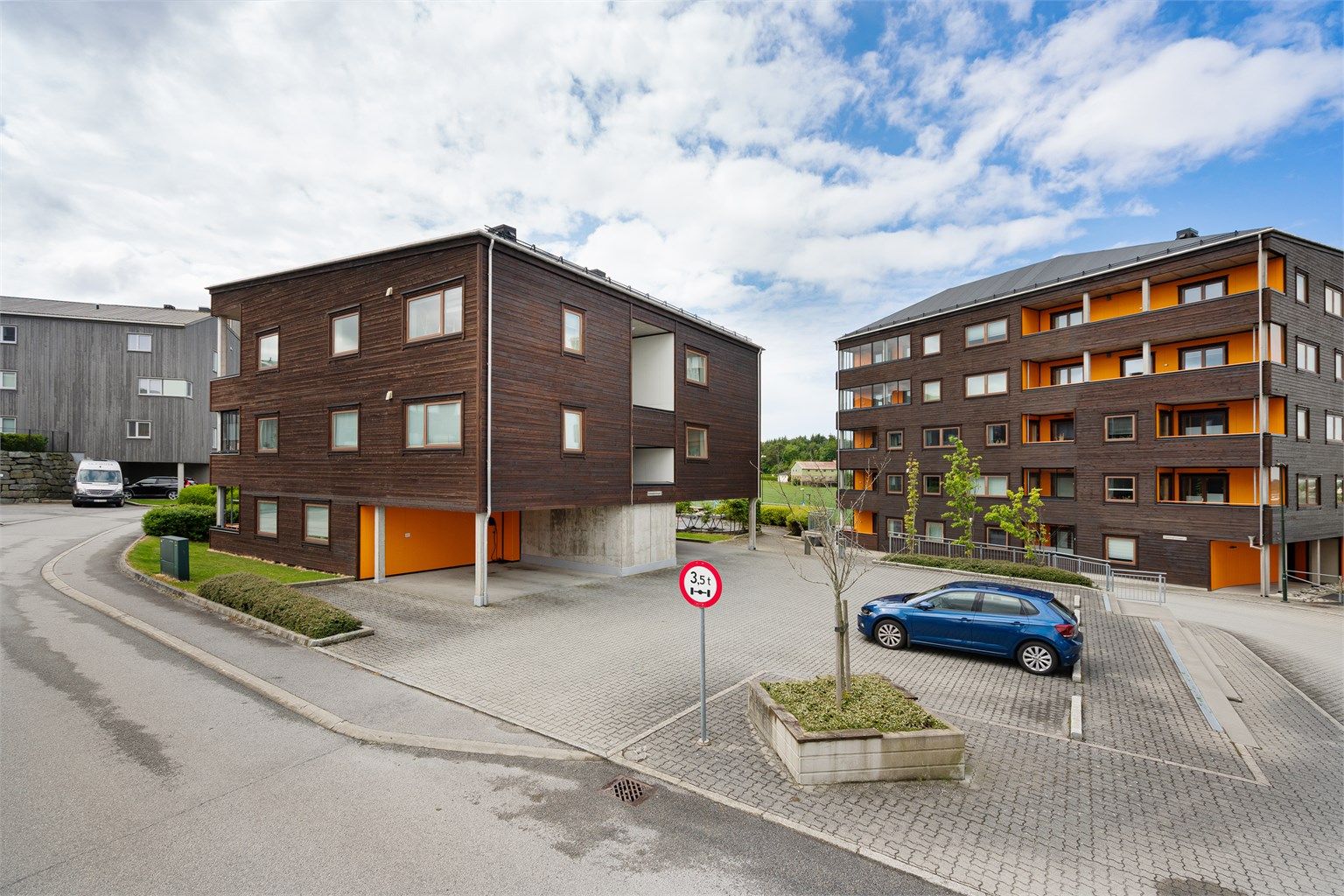 Sameiet består av 6 seksjoner. Godt med gjesteparkering utenfor bygget. 